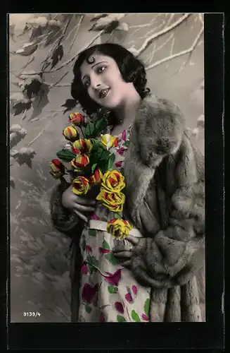 AK Hübsche junge Frau mit Pelzmantel und gelben Rosen