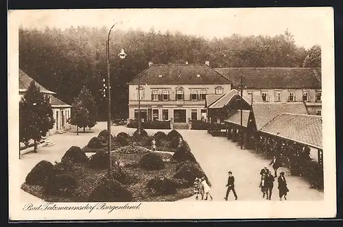 AK Bad Tatzmannsdorf, Ortspartie am Kurplatz mit Grünanlage