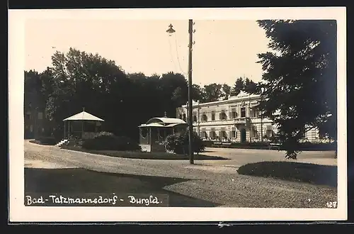 AK Bad Tatzmannsdorf, Blick über die Wiese auf ein grosses Gebäude