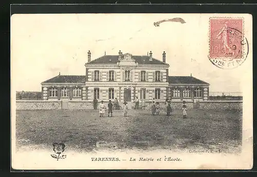 AK Varennes, La Mairie et l'Ecole