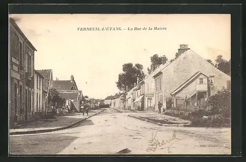 AK Verneuil-L`Ètang, La Rue de la Mairie