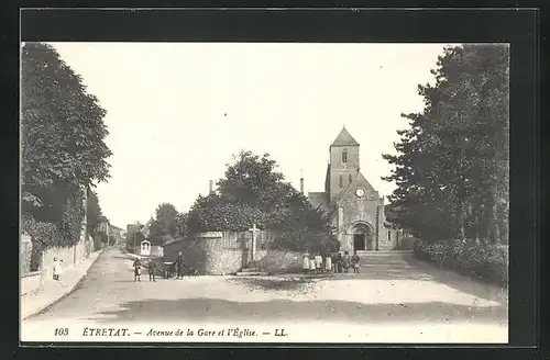 AK Étretat, Avenue de la Gare et l'Église