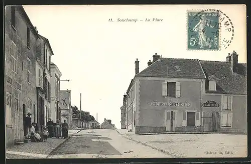 AK Sonchamp, La Place, Zentraler Platz und Strassenblick