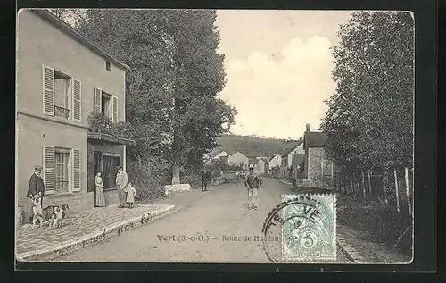 AK Vert, Route de Houdan, Strassenpartie im Ort