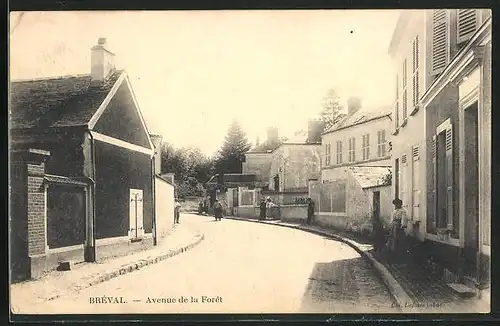 AK Brèval, Avenue de la Foret, Strassenpartie