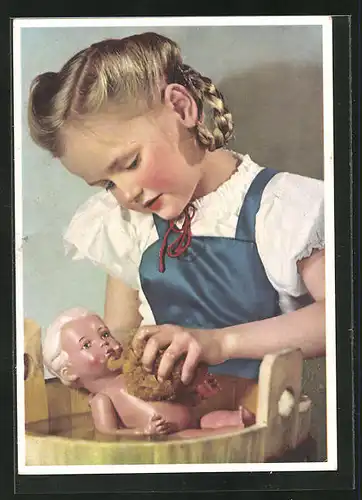 AK kleines Mädchen badet ihre Puppe