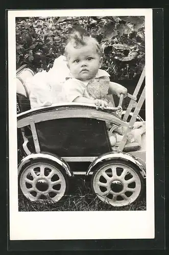 AK Baby im Kinderwagen im Garten