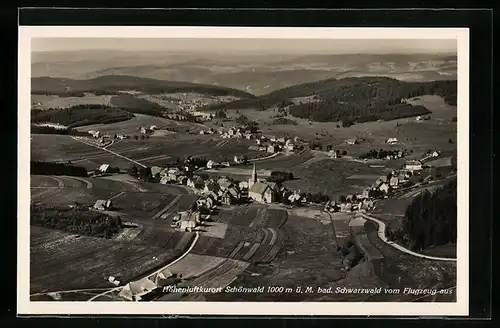 AK Schönwald, Totalansicht mit Wäldern, Wiesen und Feldern, Blick auf Kirche vom Flugzeug aus