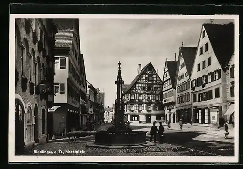 AK Riedlingen a. D., Litfasssäule und Apotheke am Marktplatz