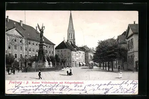 AK Freiburg i. B., Kaiser Wilhelmsplatz mit Kriegerdenkmal und Strassenbahn
