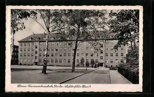 AK Berlin-Lichterfelde, Heeres-Feuerwerkerschule Haus 4 mit Zufahrt