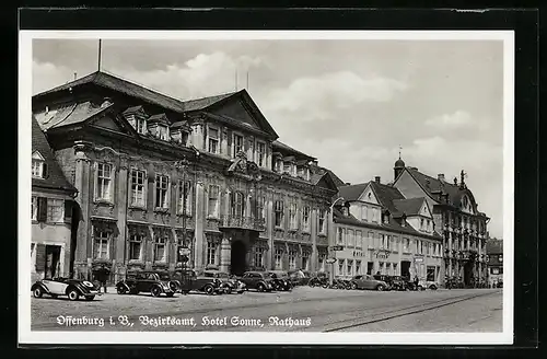 AK Offenburg i. B., Strassenpartie mit Bezirksamt, Hotel Sonne und Rathaus