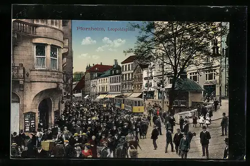 AK Pforzheim, Leopoldsplatz mit Geschäften und Strassenbahn