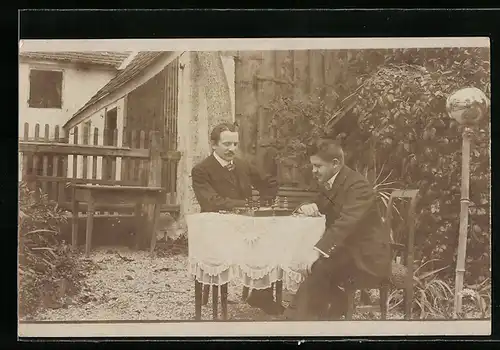 AK Zwei Herren beim Schachspiel im Garten