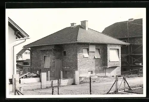 Foto-AK Salzburg-Liefering, Haus Hugbertstrasse 22 als Rohbau