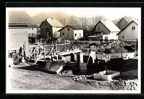 Foto-AK Salzburg-Liefering, Hugbertstrasse, Haus im Bau, Fundament und Kellergeschoss