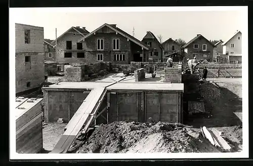 Foto-AK Salzburg-Liefering, Haus Hugbertstrasse 22 im Bau, Maurer bei der Arbeit