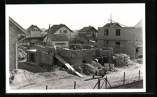 Foto-AK Salzburg-Liefering, Haus in der Hugbertstrasse im Bau, davor ein Motorroller