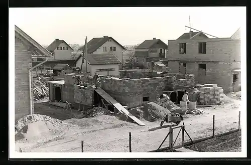 Foto-AK Salzburg-Liefering, Haus in der Hugbertstrasse im Bau, davor ein Motorroller, arbeitende Maurer