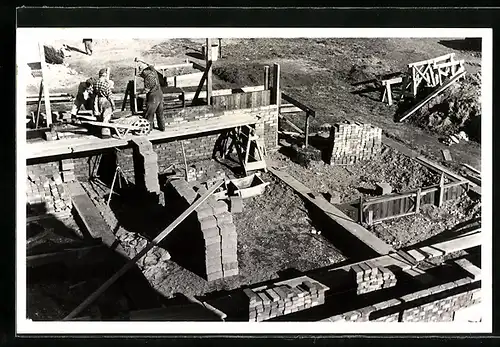 Foto-AK Salzburg-Liefering, Haus in der Hugbertstrasse 22 im Bau, Maurer bei der Arbeit