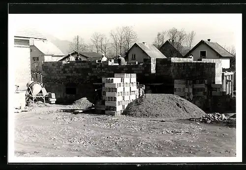 Foto-AK Salzburg-Liefering, Haus in der Hugbertstrasse 22 während des Baues