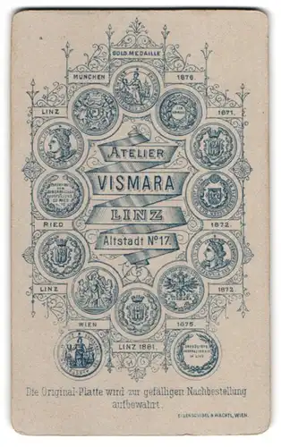 Fotografie Vismara, Linz, gedruckte Verdienstmedaillen umranden die Anschrift des Ateliers