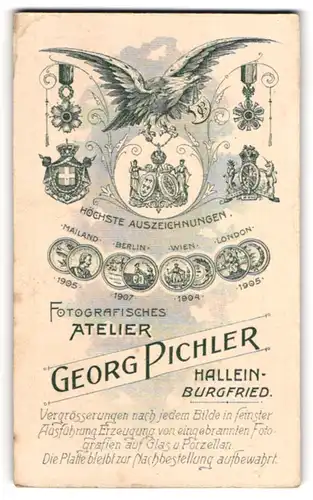 Fotografie Georg Pichler, Hallein, Adler mit Wappenschild samt Monogramm des Fotografen, Orden und Medaillen