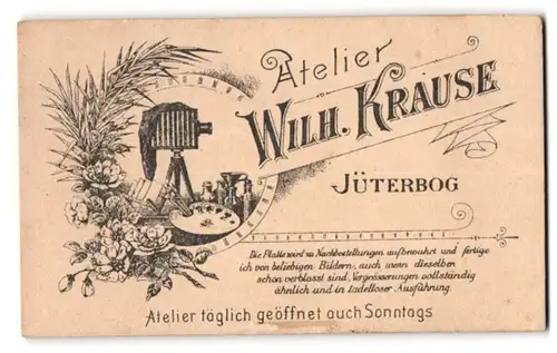 Fotografie Wilh. Krause, Jüterbog, Plattenkamera nebst Chemikalien und Malbedarf von Blumen umgeben