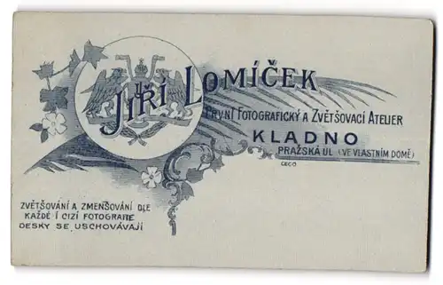 Fotografie Jiri Lomicek, Kladno, Wappen mit zwei Greifen und Monogramm des Fotografen nebst Anschrift des Ateliers