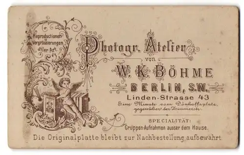 Fotografie W. K. Böhme, Berlin, Linden-Str. 43, kleiner Engel mit Plattenkamera hält eine Fotografie