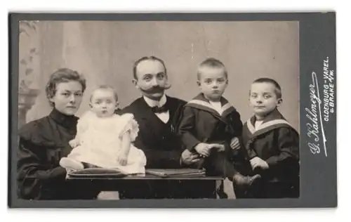 Fotografie G. Kalhmeyer, Oldenburg i. Gr., Mutter und Vater mit ihren drei Kindern, Mutterglück
