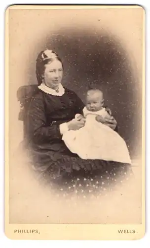Fotografie Phillips, Wells, 10 Market Place, junge englische Mutter mit ihrem Kind auf dem Schoss, Mutterglück