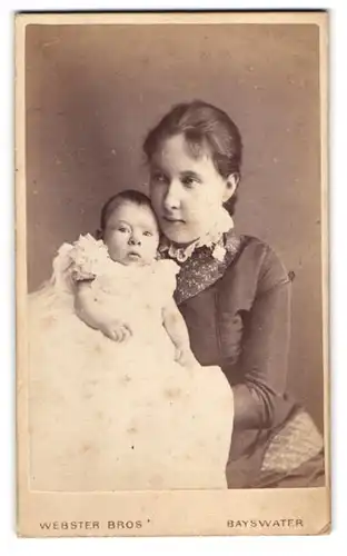Fotografie Webster Bros., Bayswater, junge Engländerin zeigt stolz ihr kleines Kind, Mutterglück