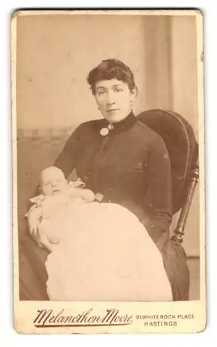 Fotografie Melanchthon Moore, Hastings, 21 White Rock Place, Mutter mit ihrem Kidn auf dem Schoss, Mutterglück