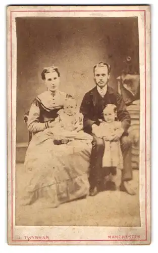 Fotografie J. Twynham, Mancherster, Mutter und Vater mit ihren beiden Kindern, Mutterglück