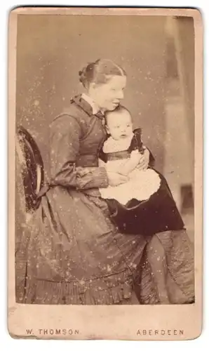 Fotografie W. Thomson, Aberdeen, junge schottische Mutter mit ihrem Kinde auf dem Schoss, Mutterglück