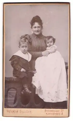 Fotografie Valentin Dresler, Kopenhagen, Mutter mit ihrem Sohn Henri und Tochter Karin im Atelier, Mutterglück 1899