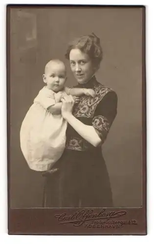 Fotografie Carl Offenberg, Kopenhagen, junge Mutter im Kleid hält ihr Kind im Arm, Mutterglück