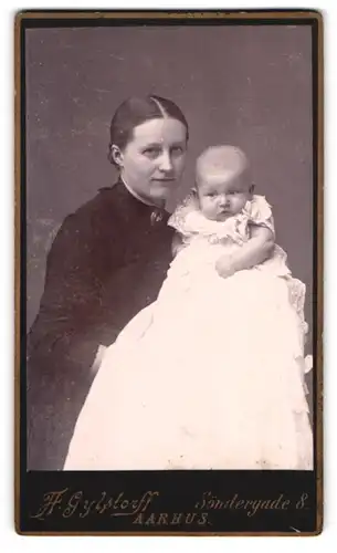Fotografie F. Grylptorff, Aarhus, dänische Mutter mit ihrem Kleinkind im Arm, Mutterglück