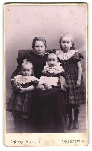 Fotografie Central Atelieret, Kopenhagen, Amagertorv 10, Mutter mit ihren drei Kindern im Atelier, Mutterglück