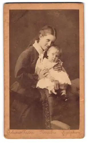 Fotografie Johannes Petersen, Kopenhagen, junge Mutter mit ihrem Kind im Atelier, Mutterglück