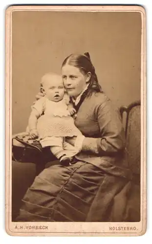 Fotografie A. H. Vorbeck, Holstebro, dänische Mutter stützt den Kopf ihres Kleinkindes, Mutterglück