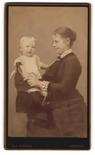 Fotografie A. H. Vorbeck, Holstebro, Mutter mit ihrem Sohn im Atelier, Mutterglück