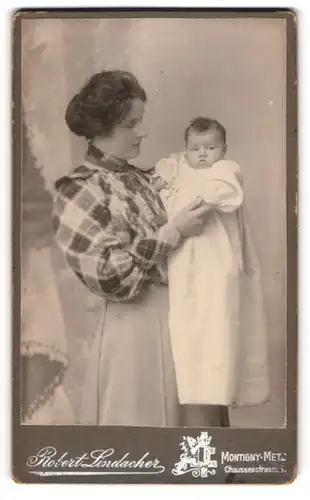 Fotografie Robert Lindacher, Montigny-lès-Metz, junge Mutter mit ihrem Kind im Arm, Mutterglück