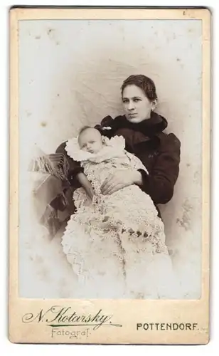 Fotografie N. Kotarsky, Pottendorf, junge Mutter mit ihrem Kind im Wickel, Mutterglück