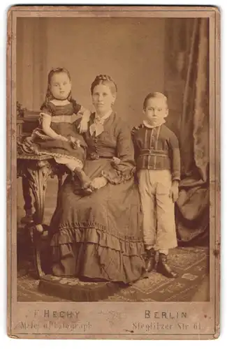 Fotografie F. Hechy, Berlin, Mutter mit ihren beiden Kindern im Atelier, Mutterglück