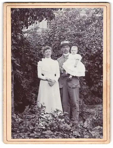 Fotografie unbekannter Fotograf und Ort, Mutter und Vater mit der Tochter auf dem Arm, Mutterglück