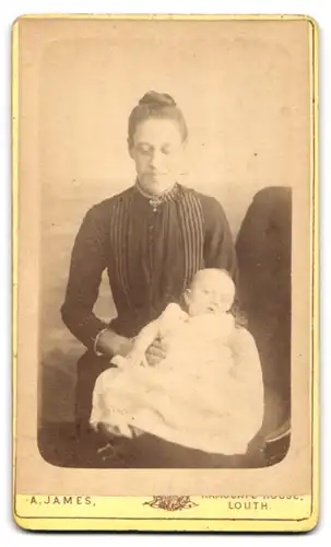 Fotografie A. James, Louth, Ansicht Louth, Blick auf die Front des Ateliers Ramsgate House mit Schaukasten