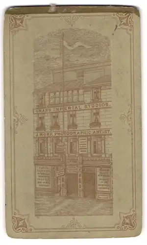 Fotografie J. Monk, Preston, Church Street, Ansicht Preston, Ateliersgebäude in der Frontansicht mit Werbung