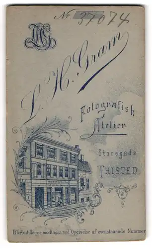 Fotografie L. H. Gram, Thisted, Storegade, Ansicht Thisted, Monogramm des Fotografen über Front des Ateliers